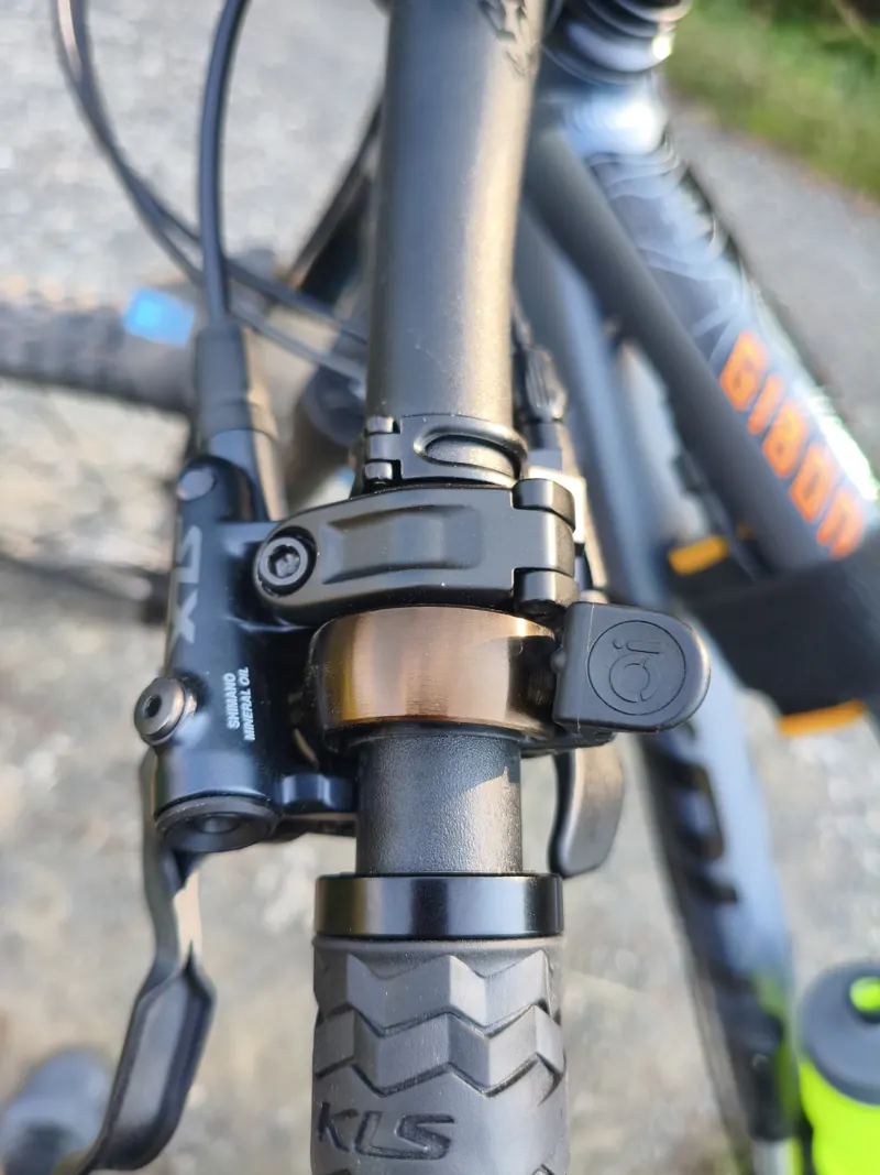 Miedziany dzwonek Knog Oi, klamka hamulca Shimano SLX i grip KLS