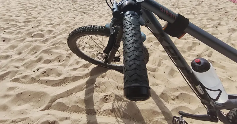 Przód roweru na piaszczystej plaży