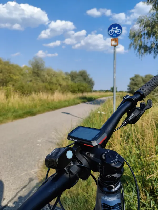 Widok z kierownicy na Wiślaną Trasę Rowerową w okolicy Niepołomic, znak drogi dla rowerów
