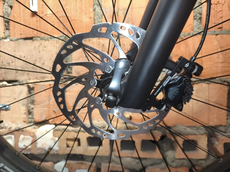 Przednia tarcza hamulcowa Shimano 203 mm i zacisk SLX na widelcu
