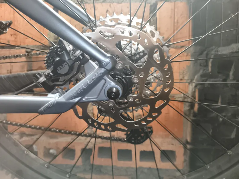 Tylna tarcza hamulcowa Shimano 180 mm przy haku ramy KELLYS