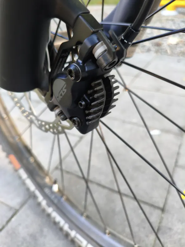 Przedni zacisk Shimano SLX z klockami z radiatorami