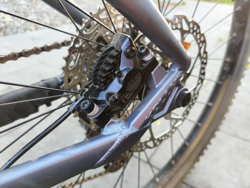 Tylny zacisk Shimano SLX z klockami z radiatorami